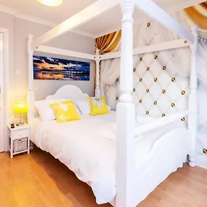 stylish-townhouse-parking-seconds-from-the-sea.brighton-hotels-england.com/